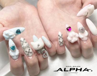 派手パーツのアシメネイル