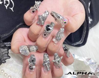 派手パーツのシルバーネイル