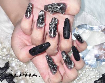 マット×派手パーツのブラックネイル