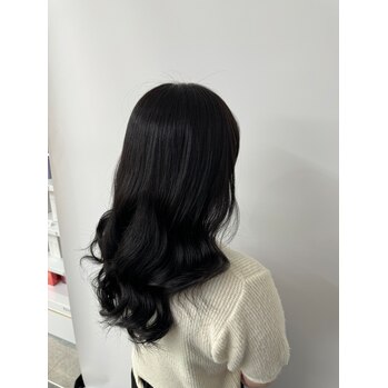 グレージュカラーで叶える！透明感とツヤ感あふれる最旬ヘア✨