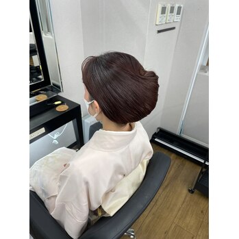 凛とした美しさ、夜会巻き。特別な日のヘアセットは、プロにお任せ
