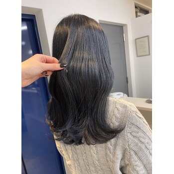 透明感のある黒髪「ブルーブラック」