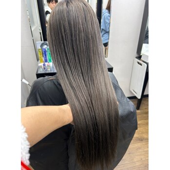 【ハイトーンからのイメチェン】透明感あふれるグレージュ系カラーで、ワンランク上のスタイルへ