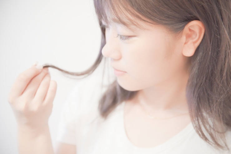髪の毛は回転して生えている
