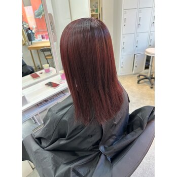 深みのある魅惑のワインレッド！個性を際立たせるヘアスタイル