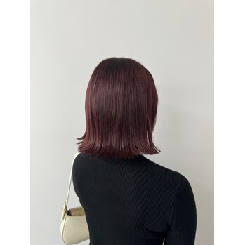 ワインレッドで魅せる洗練ヘアスタイル！