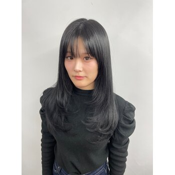 暗髪×ザクザクレイヤーで大変身！美人ヘアの魅力と簡単お手入れポイント