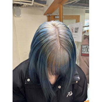 シルバー×ブルーのルーツカラーで個性を引き出す！デザインカラーの魅力