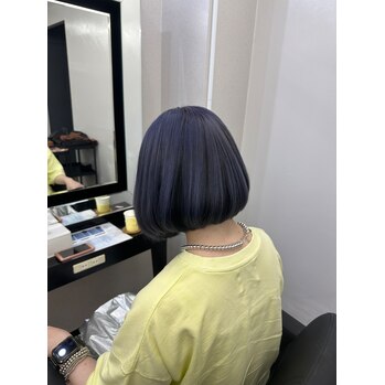【注目のヘアカラー】紫と黒のアンブレラカラーで個性を際立てよう！