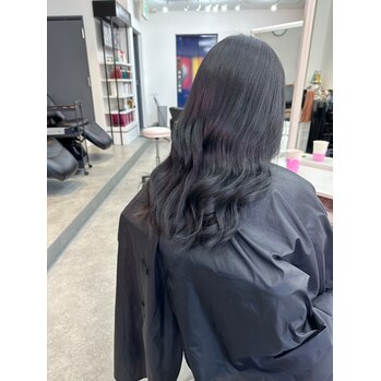 【透明感×大人っぽさ】ブルーブラックで垢抜けヘアに大変身✨