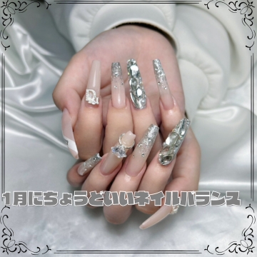 仕事もプライベートも好印象。1月にちょうどいいネイルバランス